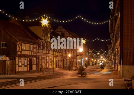 Germania, Sassonia-Anhalt, Wernigerode, strada decorata a Natale con case a graticcio. Foto Stock