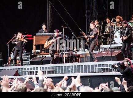 Bruce Springsteen e la e-Street Band vivono sul palco allo stadio di Wembley, Londra Foto Stock