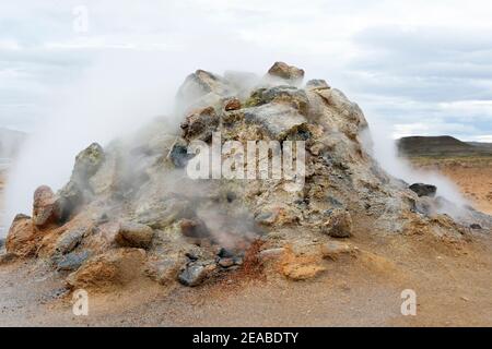 Namafjall, fumarole, solfataras, vasi di fango caldo o bolle di fango in Islanda del Nord, Hverir, Hverarond, Myvatn Regione, Hveraroend Foto Stock