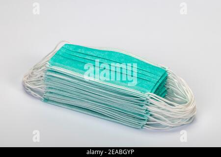 Stack di maschere protettive per naso a bocca verde, foto di simbolo, coronavirus, Foto Stock