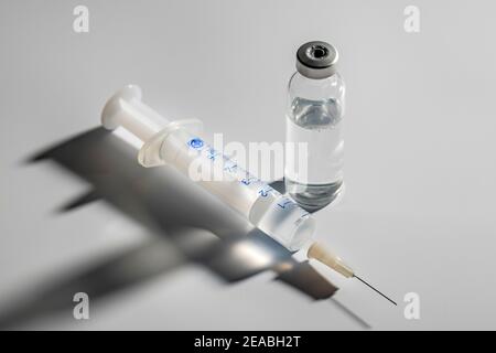 Flacone di vaccino, siringa per iniezione, simbolo foto, coronavirus, vaccinazione, Foto Stock