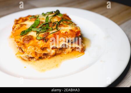 Lasagna di manzo su piatto bianco Foto Stock