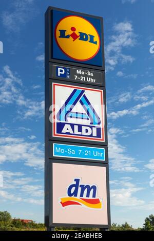 Logo Lidl, logo Aldi e logo dm sul parcheggio condiviso delle filiali di Wilhelmshaven, bassa Sassonia; Foto Stock