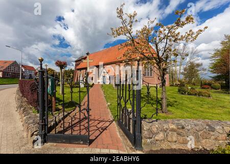 Chiesa di San Bartolomeo a Mittelkirchen, Altes Land, distretto di Stade, bassa Sassonia, Foto Stock