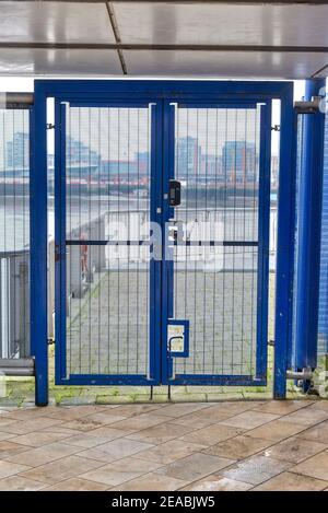 Londra, Regno Unito. 6 Feb 2021. Cancelli con lucchetto sul molo Uber Thames Clipper Boats a North Greenwich, il servizio rimane chiuso durante il blocco del Regno Unito a causa della pandemia di Coronavirus. Credit: Dave Rushen/SOPA Images/ZUMA Wire/Alamy Live News Foto Stock