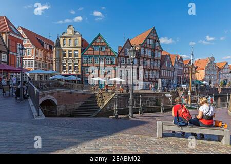 Case storiche a graticcio, mercato del pesce, nella vecchia Hansehafen, fiume Schwinge, Stade, bassa Sassonia, Foto Stock