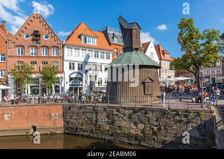 Gru di legno, case a graticcio, mercato del pesce, nel vecchio Hansehafen, fiume Schwinge, Stade, bassa Sassonia, Foto Stock