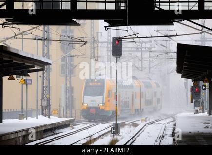 Berlino, Germania. 8 febbraio 2021. Un treno regionale della linea Ostdeutsche Eisenbahngesellschaft (ODEG) in direzione di Cottbus Hauptbahnhof (stazione centrale) entra nella stazione di Friedrichstraße. Credit: Soeren Stache/dpa-Zentralbild/ZB/dpa/Alamy Live News Foto Stock