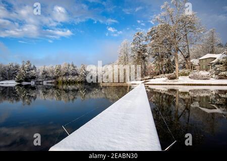 Molo innevato sul lago Straus, Straus Park - Brevard, Carolina del Nord, Stati Uniti Foto Stock