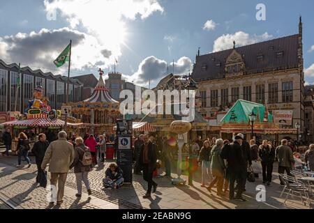 Piccolo mercato libero sulla piazza del mercato nel centro storico di Brema, Brema, Foto Stock