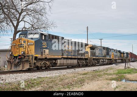 CSX Transportation n. 345, una locomotiva diesel GE AC44CW, conduce due locomotive aggiuntive che trasportano il trasporto a Montgomery Alabama, Stati Uniti. Foto Stock