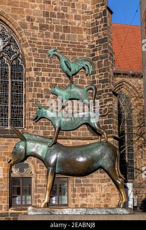 Statua in bronzo dei musicisti della città di Brema dello scultore Gerhard Marcks nel municipio di Brema, Foto Stock