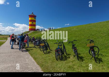 Molti visitatori al faro di Pilsumer, Pilsum, Krummhörn, Frisia orientale, bassa Sassonia, Foto Stock