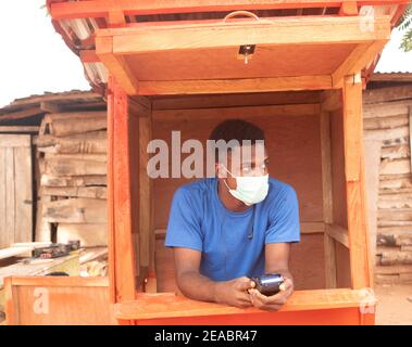 un giovane uomo d'affari africano che usa una macchina pos Foto Stock