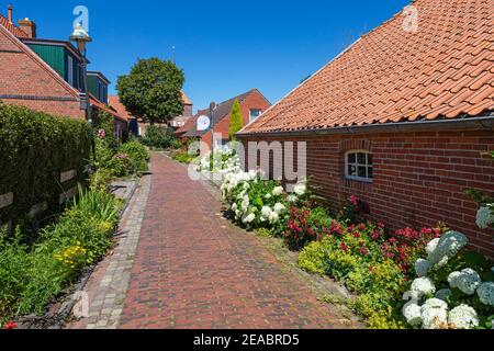 Judenstrasse verso Rysumer Church, Rundwarftendorf, Rysum, Krummhörn, Frisia orientale, bassa Sassonia, Foto Stock