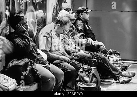 Passeggeri in tarda serata in attesa di un treno sulla piattaforma Metrorail del Government Center nel centro di Miami, Florida. Foto Stock
