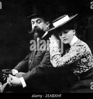 1900 ca. Parigi , Francia : la celebre scrittrice francese COLETTE Willy ( nata Sidonie Gabrielle Colette - 1873 - 1954 ) Con il housband WILLY Gauthier - Villars - SCRITTRICE - SCRITTORE - LETTERATO - LETTERATURA - LETTERATURA - marito e moglie - moglie - abbraccio - abbraccio - amanti - amanti - sposi - coniugi - cappello - cappello - cappello - cilindro - barba e baffi - barba E baffi - ritratto - ritratto - BELLE EPOQUE ---- Archivio GBB Foto Stock