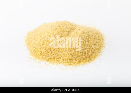 Bulgur asciutto isolato su sfondo bianco. Foto Stock