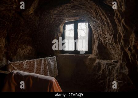 Germania, Sassonia-Anhalt, Langenstein, abitazione grotta con lavanderia, abitato fino al 1916, distretto di Harz Foto Stock