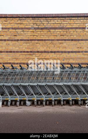 Carrelli per lo shopping spinti insieme Foto Stock