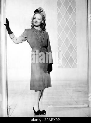 1944 , USA : l'attrice cinematografica CONSTANCE DOWLING ( 1920 - 1969 ). , recruit dalla scena di New York , whoi sta facendo il suo debutto su schermo nel filmusical di Samuel Goldwyn IN SU IN ARMI dal regista Elliott Nugent. Publicità ancora MGM . Il celebre poeta e scrittore italiano CESARE PAVESE si suicidò , nel 1950 , dopo un infelice affare con Costanza in Italia - CINEMA - FILM - cappello - cappello - cappello - capelli lunghi bionda - blondie - bionda - capelli biondi ---- Archivio GBB Foto Stock