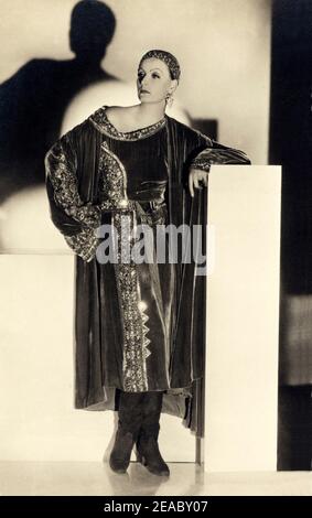 1932 , USA : l'attrice GRETA GARBO in MATA HARI di George Fitzmaurice - MGM - FILM - CINEMA - ritratto - ritratto - velluto - velluto - cappello - cappello - sella - spalle - stivali - stivali --- Archivio GBB Foto Stock