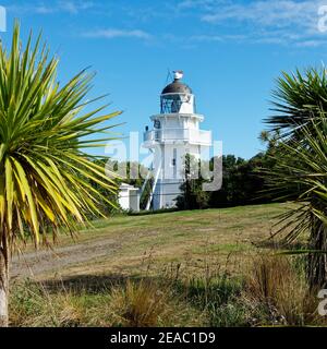 Katiki Point Faro vicino Moeraki villaggio, Otago regione, isola meridionale, Nuova Zelanda. Foto Stock