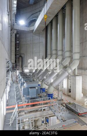 Oberhausen, area della Ruhr, Renania Settentrionale-Vestfalia, Germania - Emscher conversione, nuova costruzione della fogna DA FORNO Emscher, qui la nuova stazione di pompaggio di Oberhausen, la sala macchine con le pompe che in futuro convoglieranno 16, 000 litri di acque reflue al minuto, La conversione ecologica del sistema Emscher consiste nella costruzione di un sistema centrale di trattamento delle acque reflue nella zona della Ruhr, nella costruzione di fognature e nella rinaturazione dell'Emscher e dei suoi affluenti. Foto Stock