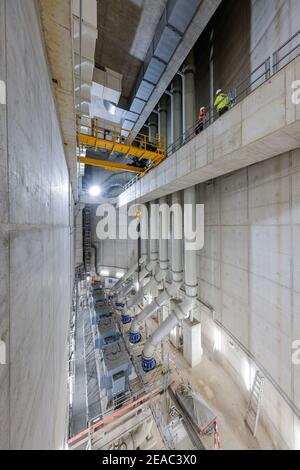 Oberhausen, area della Ruhr, Renania Settentrionale-Vestfalia, Germania - Emscher conversione, nuova costruzione della fogna DA FORNO Emscher, qui la nuova stazione di pompaggio di Oberhausen, la sala macchine con le pompe che in futuro convoglieranno 16, 000 litri di acque reflue al minuto, La conversione ecologica del sistema Emscher consiste nella costruzione di un sistema centrale di trattamento delle acque reflue nella zona della Ruhr, nella costruzione di fognature e nella rinaturazione dell'Emscher e dei suoi affluenti. Foto Stock