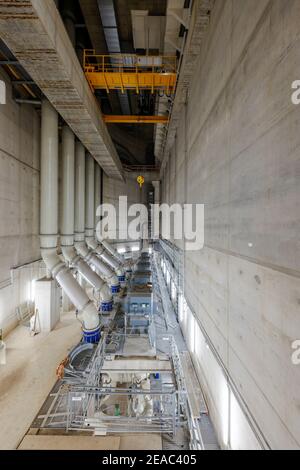 Oberhausen, area della Ruhr, Renania Settentrionale-Vestfalia, Germania - Emscher conversione, nuova costruzione della fogna DA FORNO Emscher, qui la nuova stazione di pompaggio di Oberhausen, la sala macchine con le pompe che in futuro convoglieranno 16, 000 litri di acque reflue al minuto, La conversione ecologica del sistema Emscher consiste nella costruzione di un sistema centrale di trattamento delle acque reflue nella zona della Ruhr, nella costruzione di fognature e nella rinaturazione dell'Emscher e dei suoi affluenti. Foto Stock