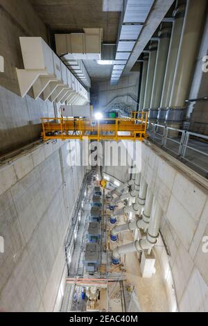 Oberhausen, area della Ruhr, Renania Settentrionale-Vestfalia, Germania - Emscher conversione, nuova costruzione della fogna DA FORNO Emscher, qui la nuova stazione di pompaggio di Oberhausen, la sala macchine con le pompe che in futuro convoglieranno 16, 000 litri di acque reflue al minuto, La conversione ecologica del sistema Emscher consiste nella costruzione di un sistema centrale di trattamento delle acque reflue nella zona della Ruhr, nella costruzione di fognature e nella rinaturazione dell'Emscher e dei suoi affluenti. Foto Stock