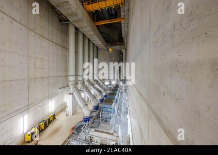 Oberhausen, area della Ruhr, Renania Settentrionale-Vestfalia, Germania - Emscher conversione, nuova costruzione della fogna DA FORNO Emscher, qui la nuova stazione di pompaggio di Oberhausen, la sala macchine con le pompe che in futuro convoglieranno 16, 000 litri di acque reflue al minuto, La conversione ecologica del sistema Emscher consiste nella costruzione di un sistema centrale di trattamento delle acque reflue nella zona della Ruhr, nella costruzione di fognature e nella rinaturazione dell'Emscher e dei suoi affluenti. Foto Stock