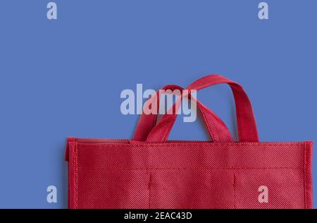 Borsa in cotone rosso su sfondo pieno con spazio per la copia Foto Stock