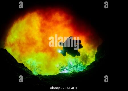 Caverna subacquea, tuffatore in Devils Eye con acqua rossa dal fiume Santa Fe, pentola di primavera a Ginnie Spring, High Springs, Gilchrist County, Florida, Stati Uniti Foto Stock