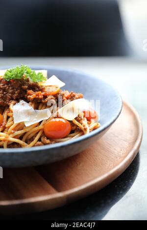 Spaghetti alla Bolognese con carne macinata e salsa di pomodoro guarnita con parmigiano e basilico , il cibo italiano Foto Stock