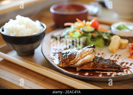 Teriyaki di pesce Saba con zuppa di riso e insalata su sfondo di legno, cibo giapponese Foto Stock