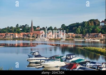 Paesaggio fluviale, Elbtalaue in bassa Sassonia, Germania, riserva della biosfera, porto di Hohnstorf con vista sulla città vecchia di Lauenburg in Schleswig-Holstein Foto Stock