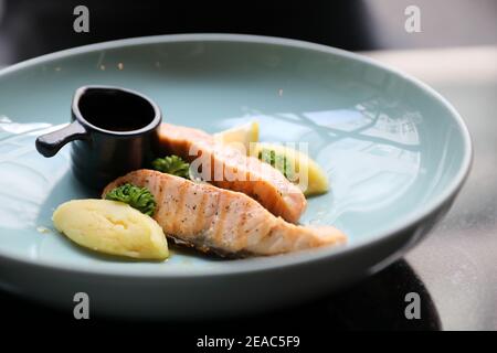 Bistecca di salmone arrosto, salmone al forno con insalata di verdure fresche nel ristorante Foto Stock