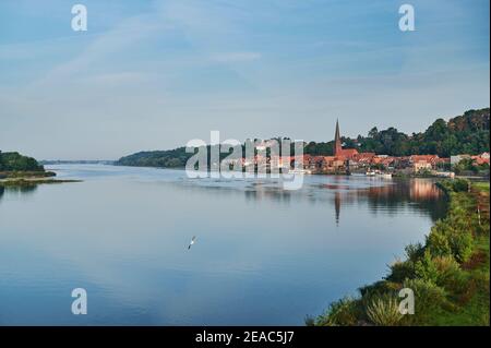 Paesaggio fluviale, valle dell'Elba in bassa Sassonia, Germania, riserva di biosfera, vista della città vecchia Lauenburg in Schleswig-Holstein Foto Stock