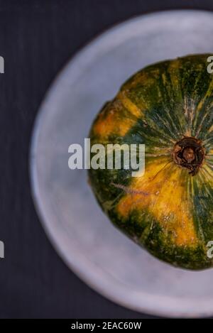 Zucca, zucca metà su un piatto Foto Stock