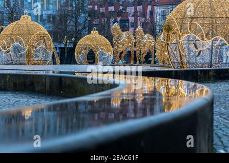 Germania, Sassonia-Anhalt, Magdeburgo, palle di Natale e cavalli incandescenti sono allestiti sulla Domplatz, appartengono al mondo delle luci di Magdeburgo. Foto Stock