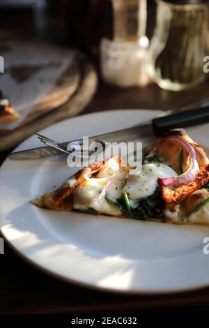 Pollo Tandoori Pizza sul tavolo di legno Foto Stock