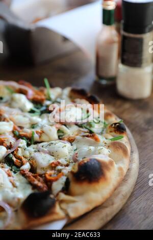 Pollo Tandoori Pizza sul tavolo di legno Foto Stock