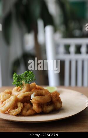 Caramari , Ang di calamari fritti croccanti con salsa tartaro su fondo di legno tradizionale cucina italiana Foto Stock