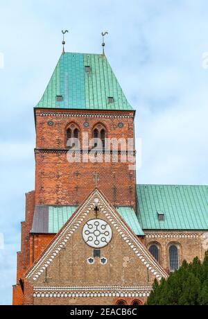 Germania, SH Schleswig-Holstein, Ratzeburg, Cattedrale di Ratzeburg, costruito 12 ° secolo, torre ovest dal sud. La cattedrale è uno degli edifici ecclesiali più antichi dello Schleswig-Holstein. Ratzeburg si trova nel Parco Naturale dei Laghi di Lauenburg. Foto Stock