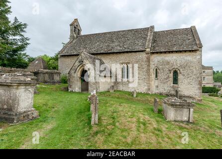 Gran Bretagna, Gloucestershire, Winson vicino Cirencester, Chiesa di San Michele e tutti gli Angeli, chiesa, Norman e Gotico. Foto Stock