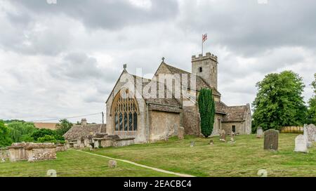 Gran Bretagna, Oxfordshire, Swinbrook vicino a Burford, Chiesa di Santa Maria la Vergine, chiesa costruita intorno al 1200. Foto Stock