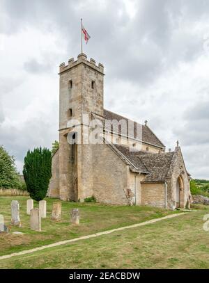 Gran Bretagna, Oxfordshire, Swinbrook vicino a Burford, Chiesa di Santa Maria la Vergine, chiesa costruita intorno al 1200. Foto Stock