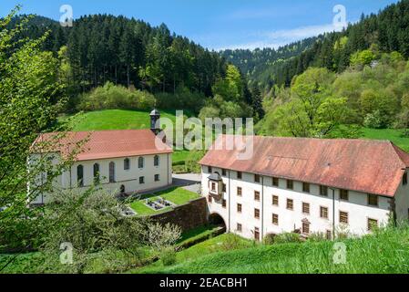 Germania, Baden-Wuerttemberg, Schenkenzell, Monastero di Wittichen, chiesa del monastero e navata centrale, oggi centro della comunità. Luitgard von Wittichen fu il fondatore dell'ex monastero della Claria povera nel 1324. E 'idilliamente situato in una valle laterale del Kleine Kinzig su Hansjakobweg nel Centro Foresta Nera / Parco Naturale Nord. Foto Stock