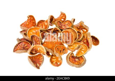 Cumulo di frutta secca di bael isolato su sfondo bianco. Studio foto Foto Stock